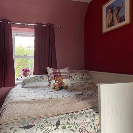Country Home Near The Airport Единбург Екстериор снимка