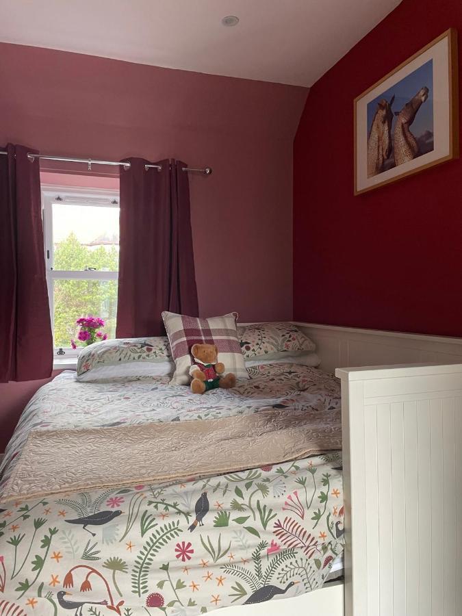 Country Home Near The Airport Единбург Екстериор снимка